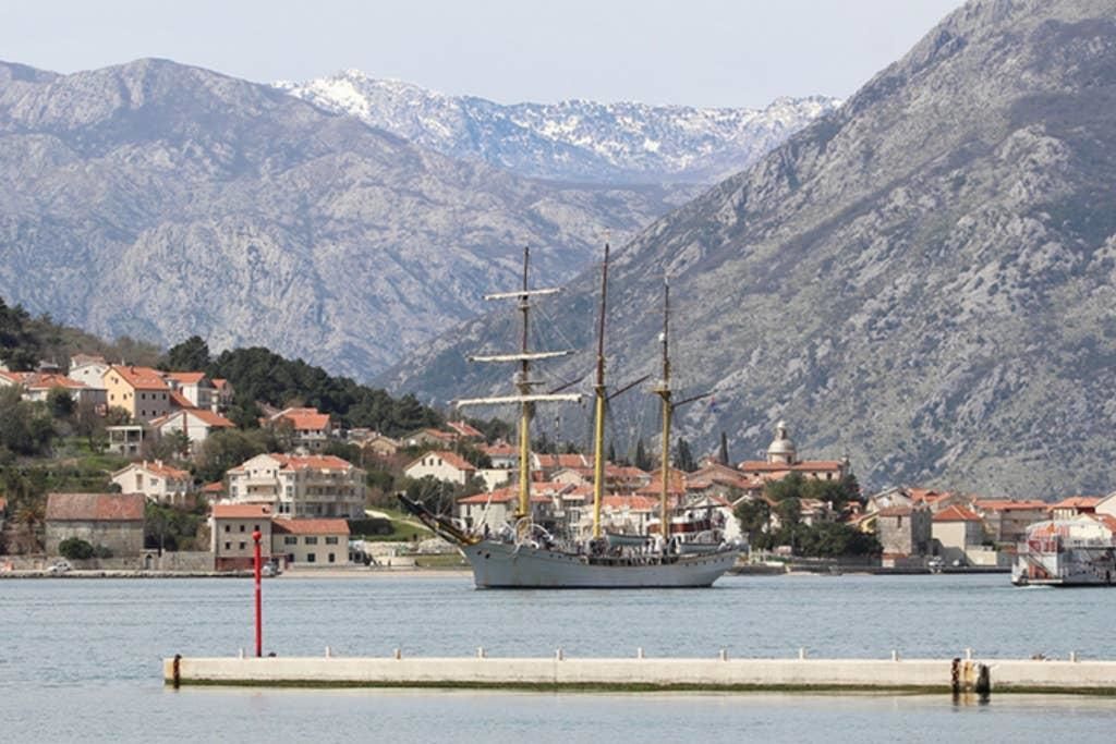 Апартаменты 1bd Waterfront Stoliv Apt w/ Bay & Perast Views Котор-18