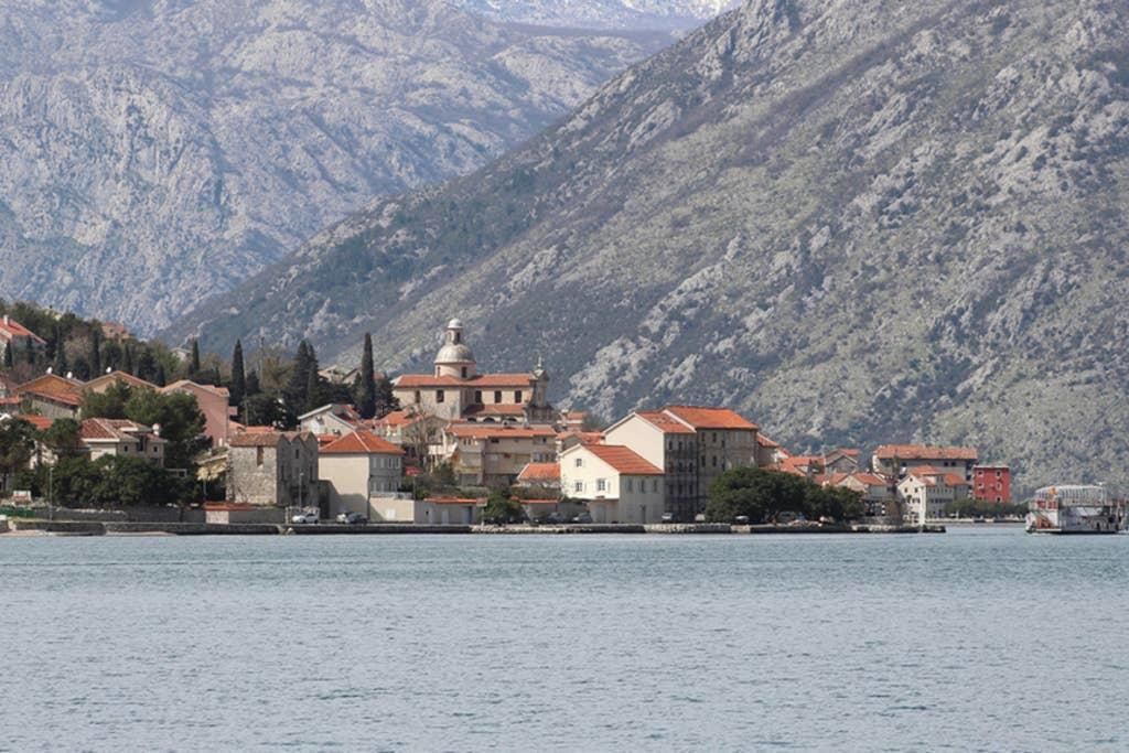 Апартаменты 1bd Waterfront Stoliv Apt w/ Bay & Perast Views Котор-30