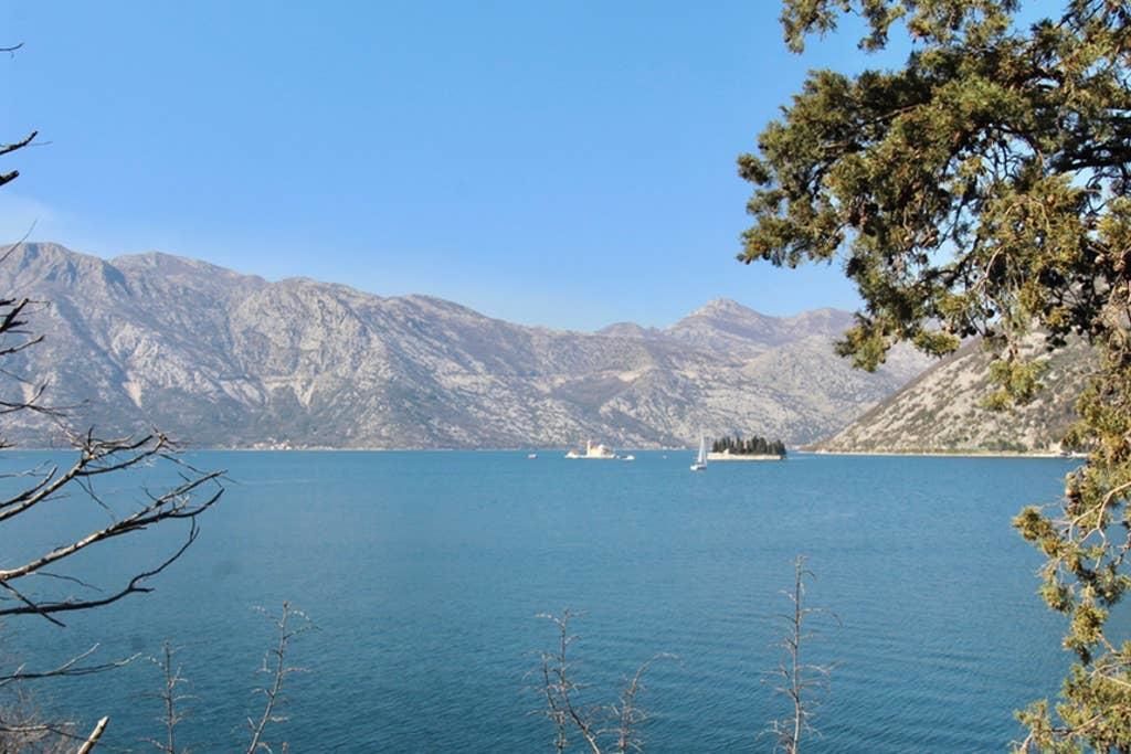 Апартаменты 1bd Waterfront Stoliv Apt w/ Bay & Perast Views Котор-32