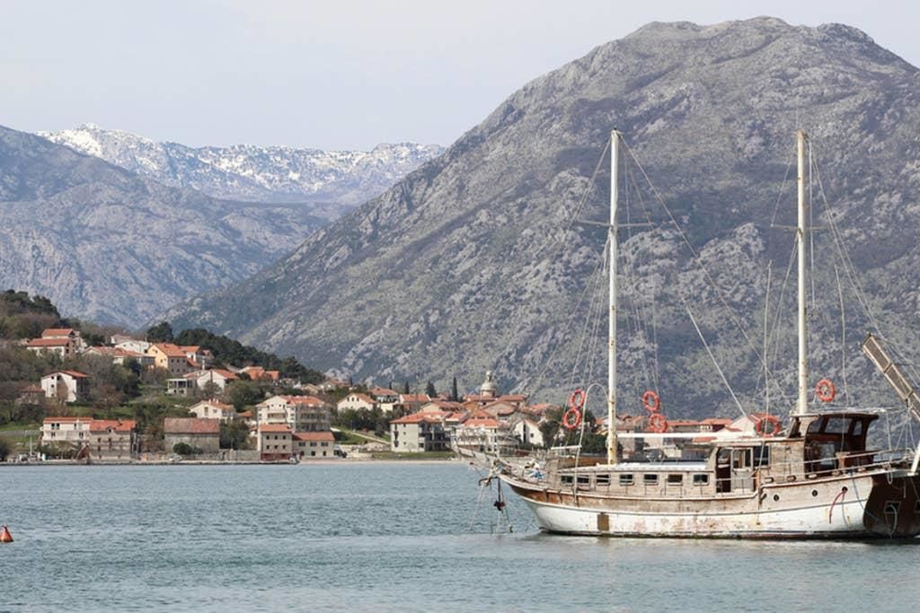 Апартаменты 1bd Waterfront Stoliv Apt w/ Bay & Perast Views Котор-34